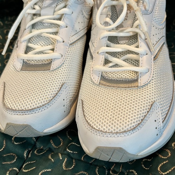 Women's White Walk-n-Tone Sneakers. 9.5 M - Picture 3 of 9